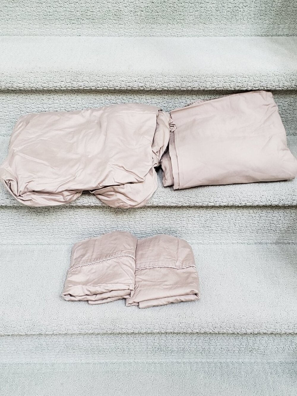 2 sets of queen sheets (fitted and flat + 2 pillowcases for each set).